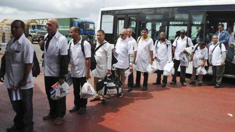 Médicos cubanos en el aeropuerto de Liberia: exportación de talento.