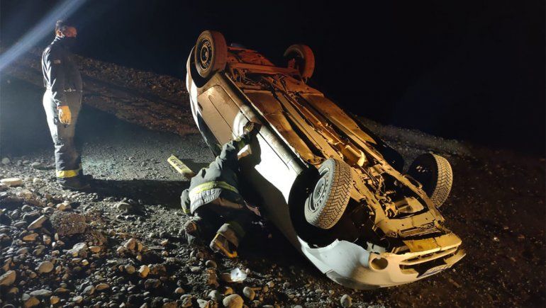 Junín: un taxista chocó contra una montaña y volcó