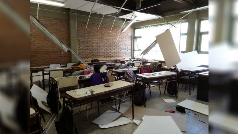 Se cayó el cielorraso en medio de la clase: cinco estudiantes terminaron en el hospital