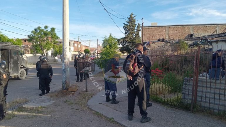 Impactante allanamiento en dos casas en Bouquet Roldán por el robo a punta de pistola a una joven