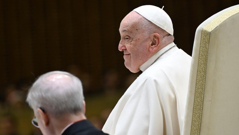 El papa Francisco fue internado este viernes en Roma