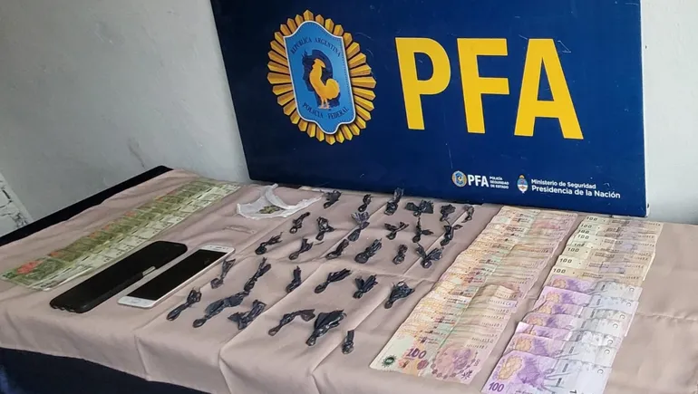 Todo lo secuestrado por la Federal en Centenario. Todo lo secuestrado por la Federal en Centenario.