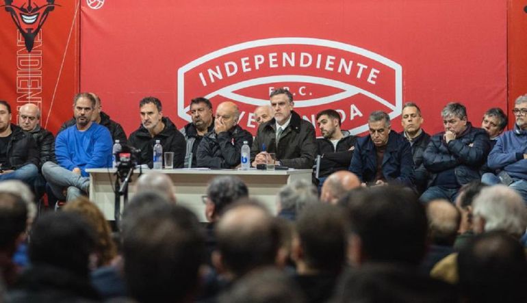 Independiente será vestido por Atomik y los hinchas explotaron contra la dirigencia