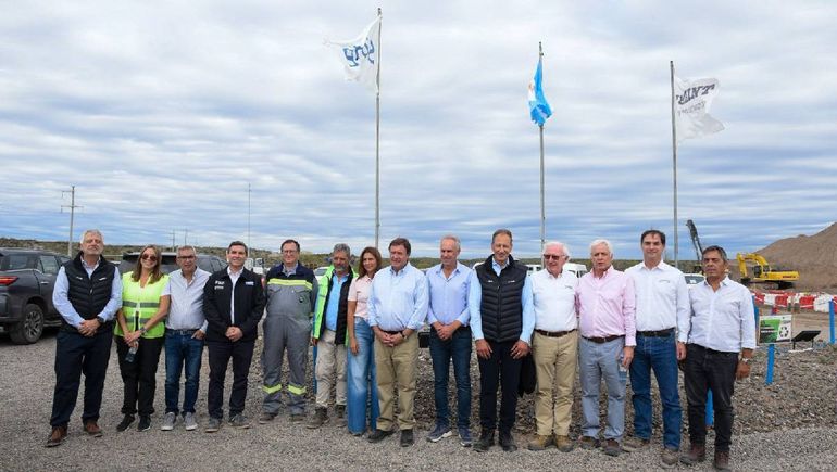 Participaron Marcelo Mindlin, presidente de Pampa Energía, Damián Mindlin, CEO de Sacde, Gustavo Gallino, Gustavo Chaab y Diego Serangeli del proyecto VMOS de YPF. Además, estuvieron presentes Andrea Confini, secretaria de Energía de Río Negro, y María Avilez, de la cartera de Trabajo. Participaron Marcelo Mindlin, presidente de Pampa Energía, Damián Mindlin, CEO de Sacde, Gustavo Gallino, Gustavo Chaab y Diego Serangeli del proyecto VMOS de YPF. Además, estuvieron presentes Andrea Confini, secretaria de Energía de Río Negro, y María Avilez, de la cartera de Trabajo.