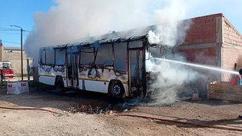 El fuego destruyó el colectivo. El fuego destruyó el colectivo.