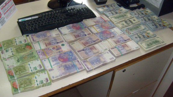 Querían entrar al país con 95 mil dólares y 400 mil pesos