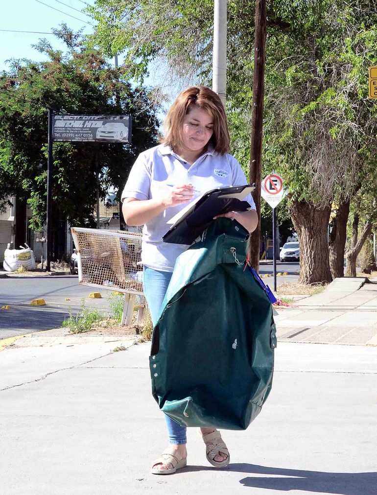 “Ahora son muchas las mujeres que realizan esta tarea de transporte y logística”, destaca Adriana Ortega. Foto: Claudio Espinoza. “Ahora son muchas las mujeres que realizan esta tarea de transporte y logística”, destaca Adriana Ortega. Foto: Claudio Espinoza.