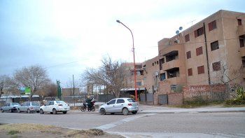 allanamiento: tiro dos pistolas por la ventana y la atraparon allanamiento: tiro dos pistolas por la ventana y la atraparon