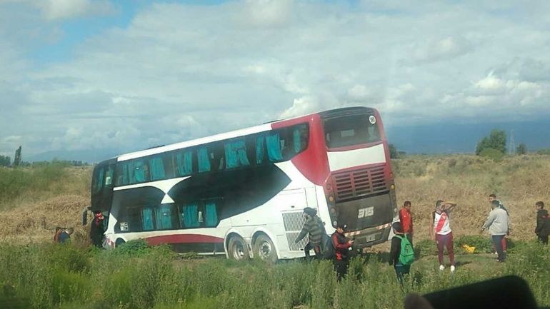 Chocó un micro con hinchas de River: murió una mujer y hay varios heridos