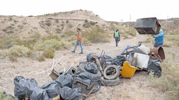 Operarios, ayer, sacando basura del Parque de los Dinosaurios.