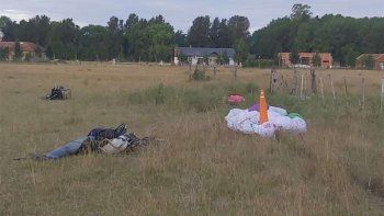 Increíble accidente aéreo: un choque de parapentes dejó un muerto y un herido grave