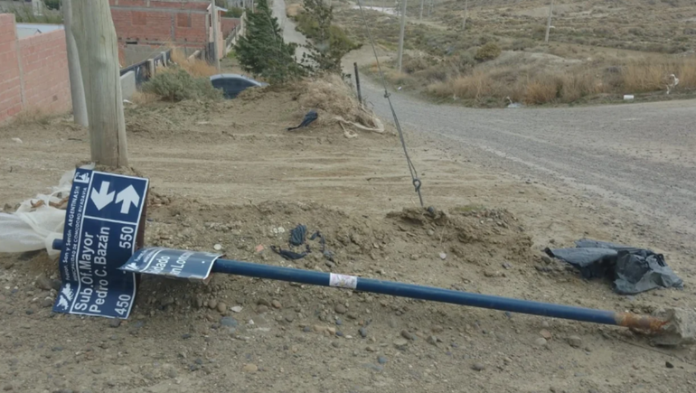 Un cartel nomenclador de calles cedió a las ráfagas de este miércoles en Comodoro Rivadavia. Un cartel nomenclador de calles cedió a las ráfagas de este miércoles en Comodoro Rivadavia. 