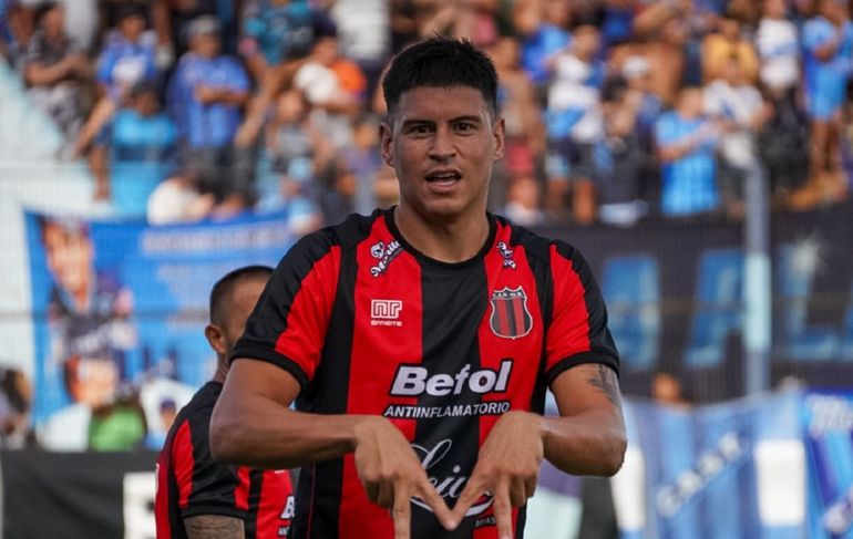 Le descontaron parte del sueldo por reiteradas expulsiones y, como se enojó, le rescindieron el contrato