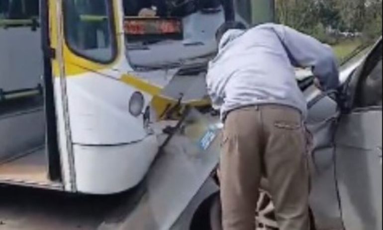 El violento choque de un remis contra el colectivo en Florencio Varela