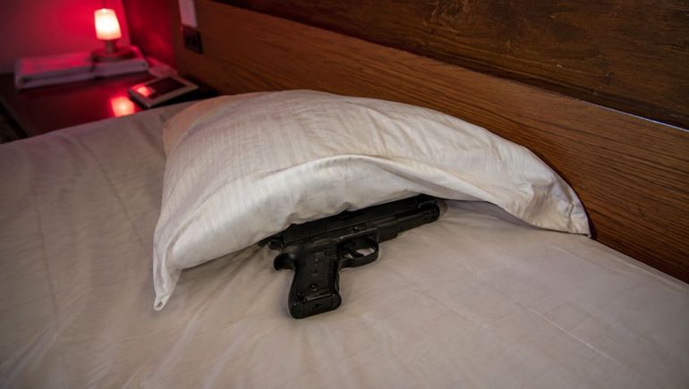 La Policía intervino en el hotel alojamiento luego de que una empleada encontrara una pistola de aire comprimido debajo de una cama.