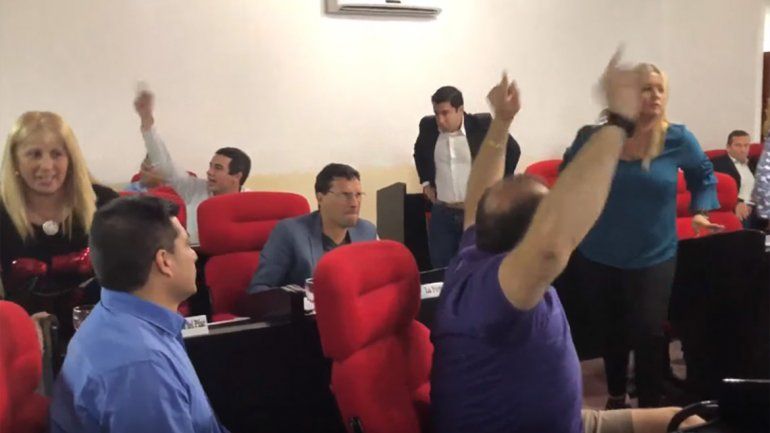 Concejales de San Miguel cantaron el hit del verano contra Macri