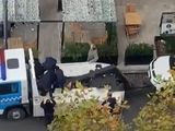 Insólito: una mujer se atrincheró arriba de una grúa para que no se lleven su auto