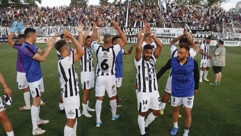 El saludo de los jugadores a los hinchas. (Foto Anahí Cárdena)