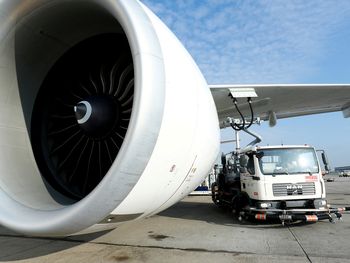 FOTO DE ARCHIVO: Un avión de carga Boeing 777 de Lufthansa neutral en carbono, operado con combustible ecológico para aviación (SAF), es repostado en el aeropuerto de Fráncfort, Alemania.