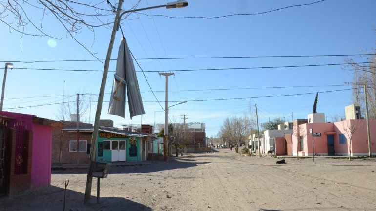 Vecinos de Cuenca XV piden ayuda para sacar las chapas de los cables