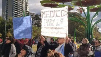 Una-marcha-convocada-por-médicos-anticuarentena-terminó-con-30-detenidos.jpg