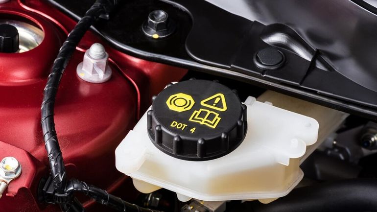 El líquido de frenos, un elemento muy sensible y clave para el funcioamiento del auto. El líquido de frenos, un elemento muy sensible y clave para el funcioamiento del auto.