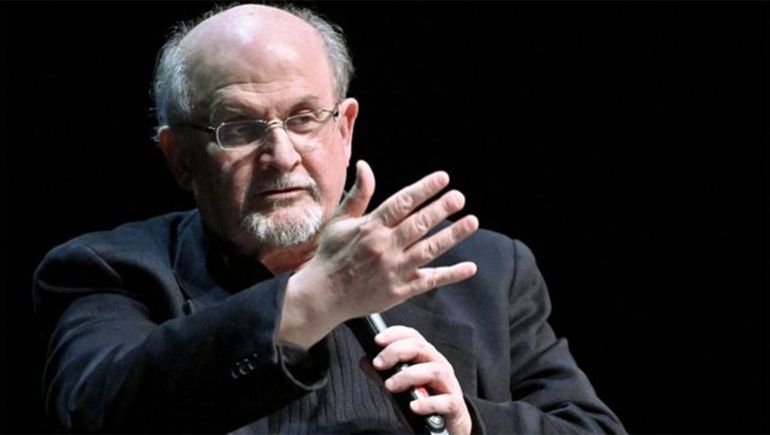 Tras el brutal ataque, el escritor Salman Rushdie podría perder un ojo y tiene un órgano complicado