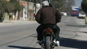 Fue apuñalado al resistirse a un ataque de motochorros