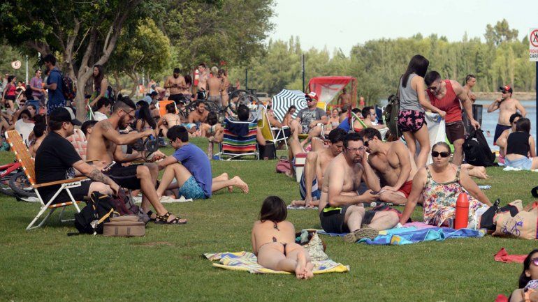Miles de neuquinos se volcaron al balneario de Olascoaga al fondo.&nbsp;
