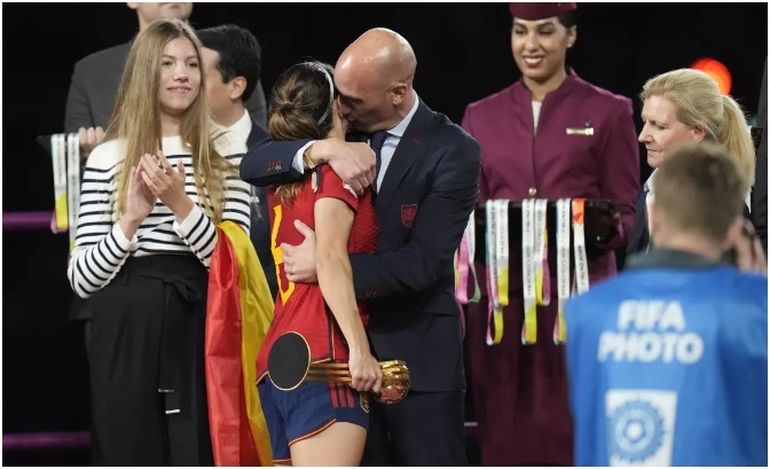 El beso de Luis Rubiales, el técnico español, a Jenni Hermoso, jugadora de la selección. El beso de Luis Rubiales, el técnico español, a Jenni Hermoso, jugadora de la selección.
