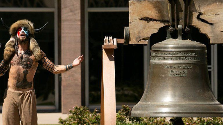 Jake Angeli se paseó disfrazado por el Capitolio la semana pasada. Está detenido.