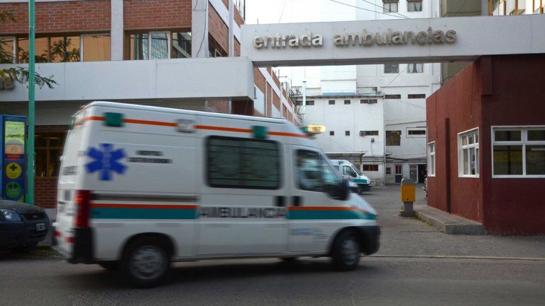 El hombre se encuentra internado en el hospital regional.