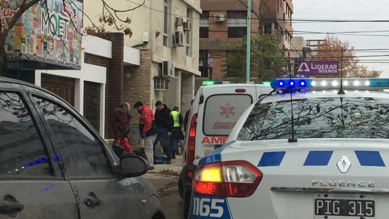 Violento arrebato de motochorros: una mujer fue internada