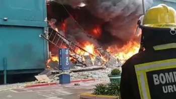 incendio en un shopping de punta del este: colapso parte del techo y no logran controlar el fuego incendio en un shopping de punta del este: colapso parte del techo y no logran controlar el fuego