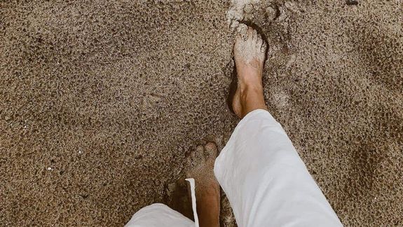 Caminar descalzo: la ciencia reveló si es bueno o es malo.