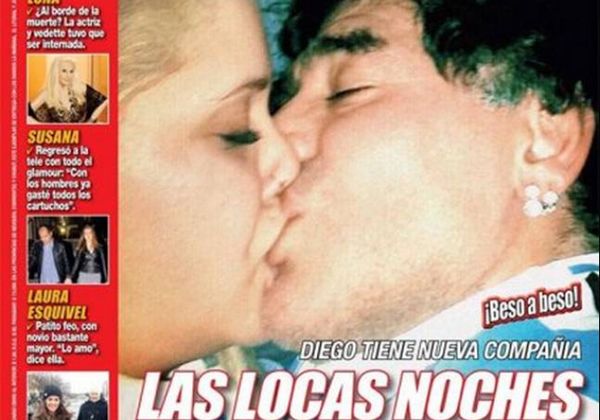 Maradona, a los besos con una modelo en la tapa de una revista