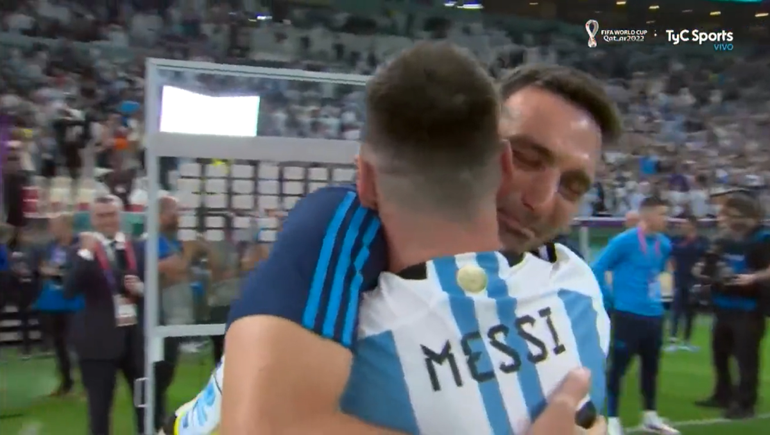 Hasta las lágrimas: el emotivo abrazo entre Messi y Scaloni tras el pase a la final