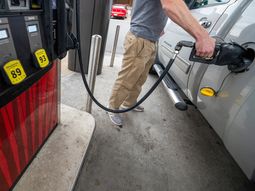 FOTO DE ARCHIVO. Un clientecarga gasolina en una estación de servicio en Plains, Pensilvania, EEUU. REUTERS/Aimee Dilger