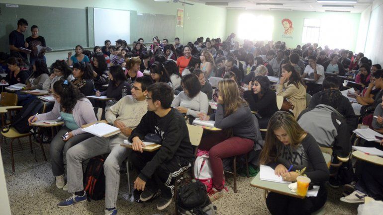 Miles de jóvenes ingresan todos los años al mundo universitario. Pero para muchos es difícil poder costearse la carrera sin un ingreso extra
