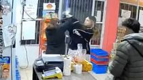 entro a reclamar por su hermana y termino a las pinas con la cajera de una despensa entro a reclamar por su hermana y termino a las pinas con la cajera de una despensa
