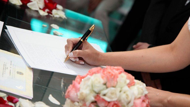 El matrimonio entre la mujer y el hombre mayor duró tres años. Tras la muerte comenzó el vínculo con el hijo.