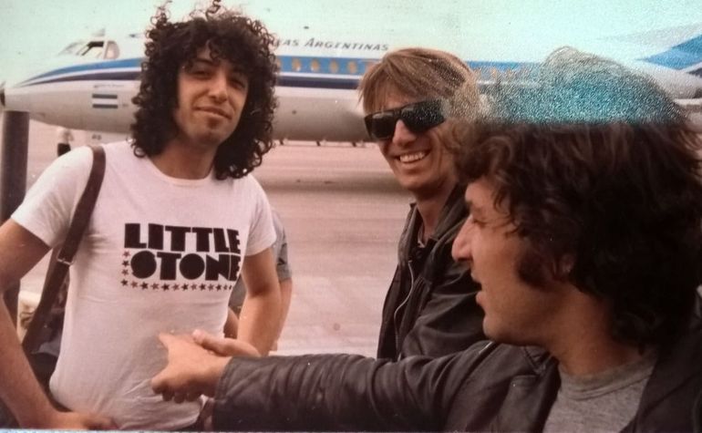 Bob Serafine, Michel Payronel y Roberto Pappo Napolitano en su arribo al aeropuerto de General Roca. Bob Serafine, Michel Payronel y Roberto Pappo Napolitano en su arribo al aeropuerto de General Roca.