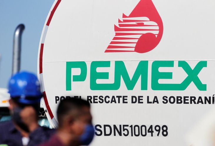 FOTO DE ARCHIVO. Logo de la petrolera estatal mexicana Pemex visto durante la visita del presidente de México, Andrés Manuel López Obrador (AMLO), a la refinería de Cadereyta, en las afueras de