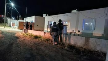 Por la difícil situación en la vivienda de Caleta Olivia, se activó un protocolo especial de la policía de Santa Cruz para rescatar a la mujer y los tres nenes. Por la difícil situación en la vivienda de Caleta Olivia, se activó un protocolo especial de la policía de Santa Cruz para rescatar a la mujer y los tres nenes.