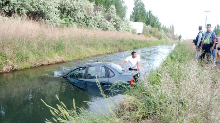 Cayó al canal en la Ruta 151 y lo salvaron los vecinos con RCP