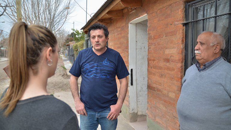 Lo mataron a puñaladas en la puerta de su casa