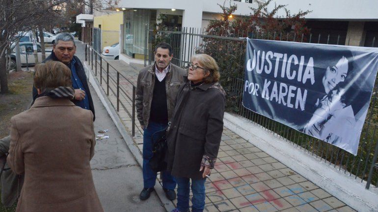 Los familiares de Karen esperaron en la calle porque vaciaron la sala.