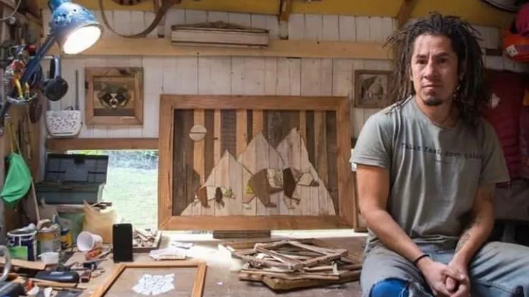 Crea cuadros de animales autóctonos con maderas que descarta la gente