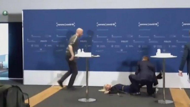 Dinamarca: se desmayó en vivo en pleno anuncio sobre las vacunas