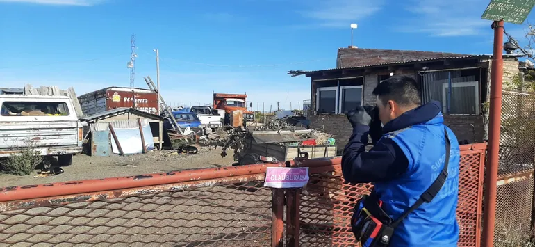 El relevamiento de muestras de suelo que se realizó en los desarmaderos de Zapala. El relevamiento de muestras de suelo que se realizó en los desarmaderos de Zapala.